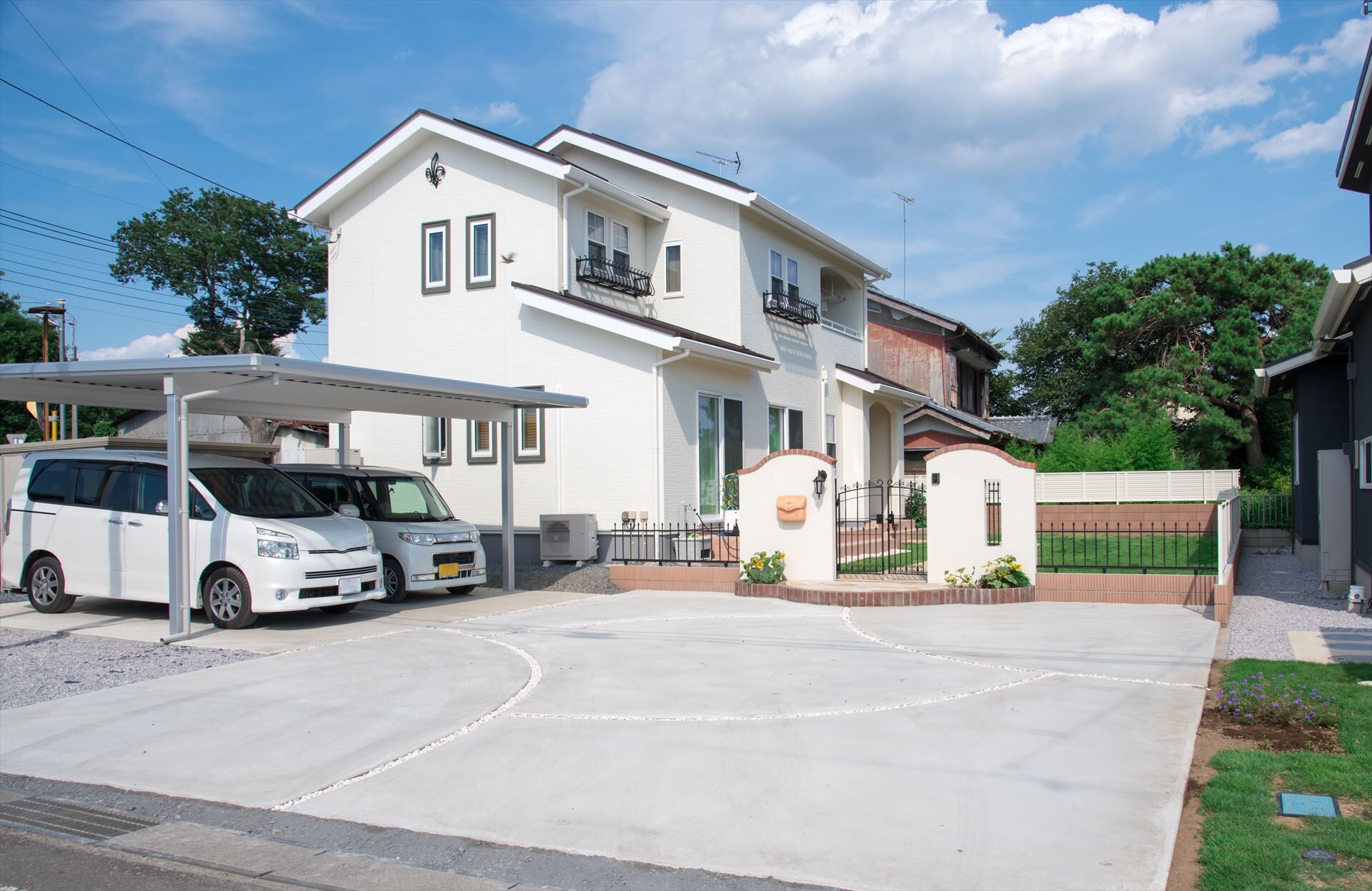 門の前に作られた駐車場